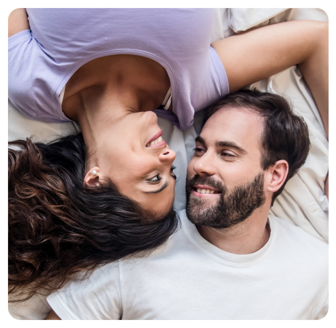 Eine weiße Tasse mit schwarzen Kaffee, steht auf einem weißen Tisch. Eine Hand nimmt die Tasse.