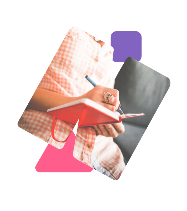 Eine Person schreibt in ein rotes Notizbuch.